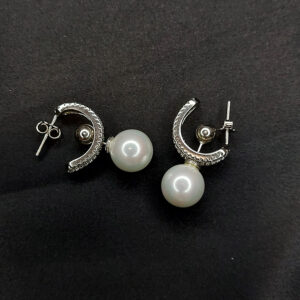 Silver pearl earring